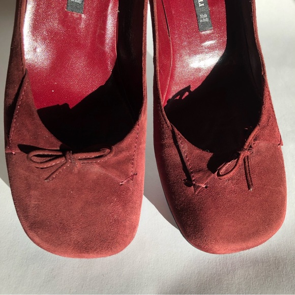 Bruno Magli wine colored suede pumps, heels with bow. - Picture 7 of 14